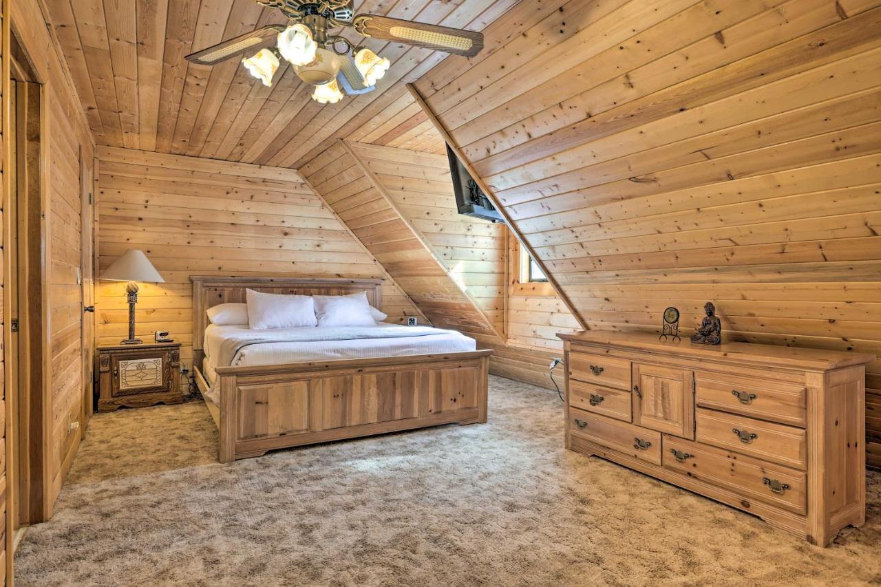 Rustic Duck Creek Village Cabin With Fire Pit! Exterior photo